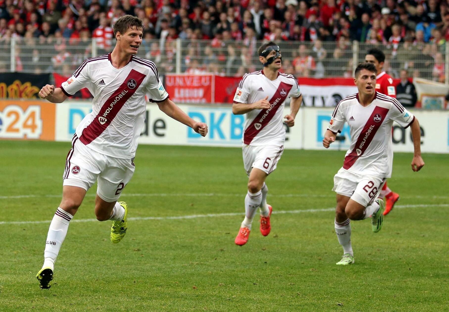 Auswärtstrikot 2014/15 In fremden Stadien versprüht der FCN einen Hauch von River Plate: Wie auch der argentinische Spitzenklub setzt Nürnberg auf einen Diagonalstreifen. Am Ende der Saison reicht es trotzdem nur für den neunten Platz.