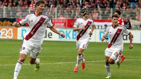 Auswärtstrikot 2014/15 In fremden Stadien versprüht der FCN einen Hauch von River Plate: Wie auch der argentinische Spitzenklub setzt Nürnberg auf einen Diagonalstreifen. Am Ende der Saison reicht es trotzdem nur für den neunten Platz.
