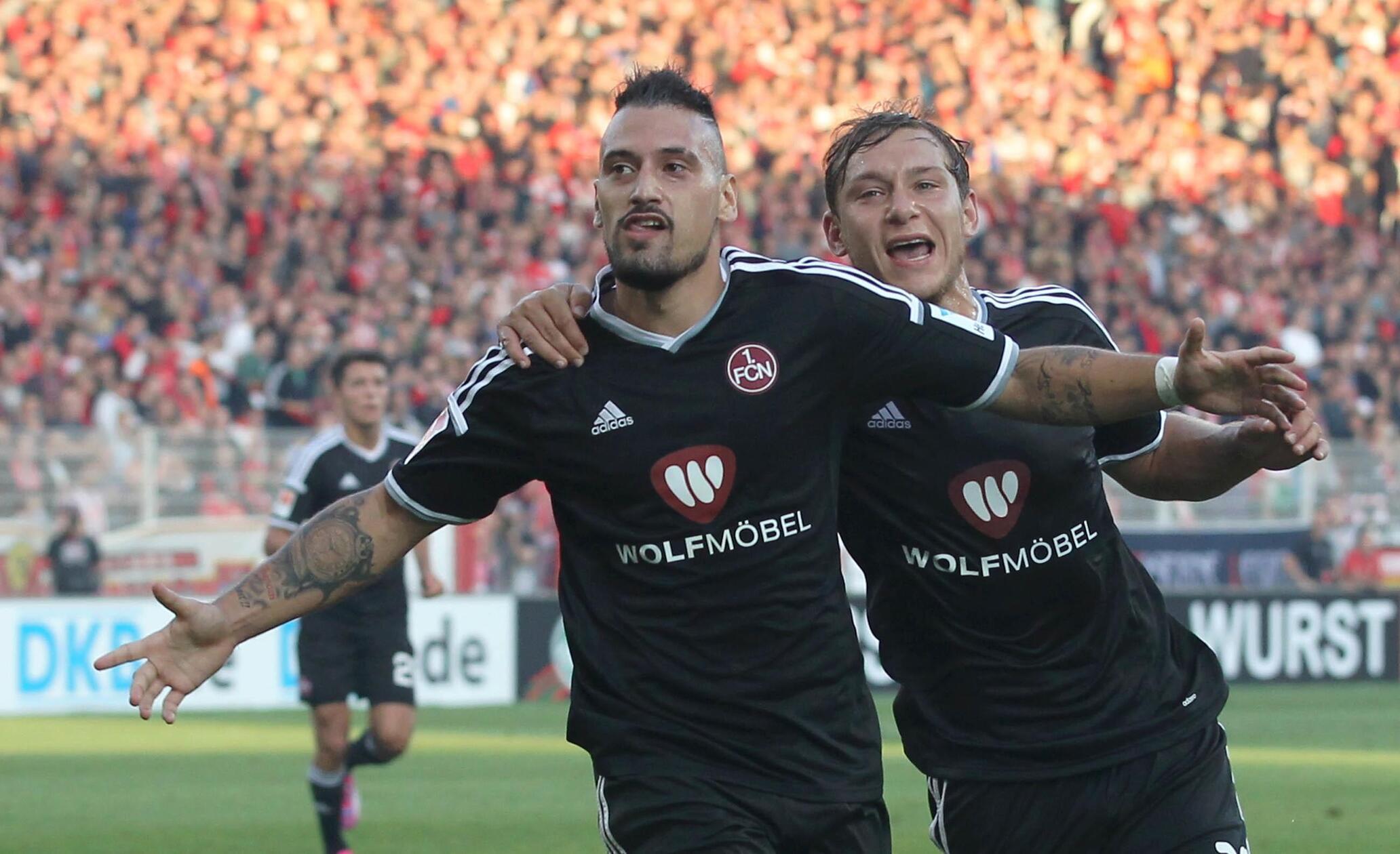 Ausweichtrikot 2014/15 Und so langsam scheinen auch Ausweichtrikots wieder in Mode zu kommen. Hier feiert Gebhart im schwarzen Club-Dress einen Treffer gegen Union Berlin.