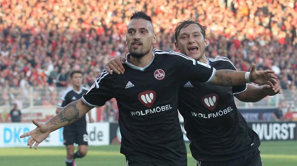 Ausweichtrikot 2014/15 Und so langsam scheinen auch Ausweichtrikots wieder in Mode zu kommen. Hier feiert Gebhart im schwarzen Club-Dress einen Treffer gegen Union Berlin.