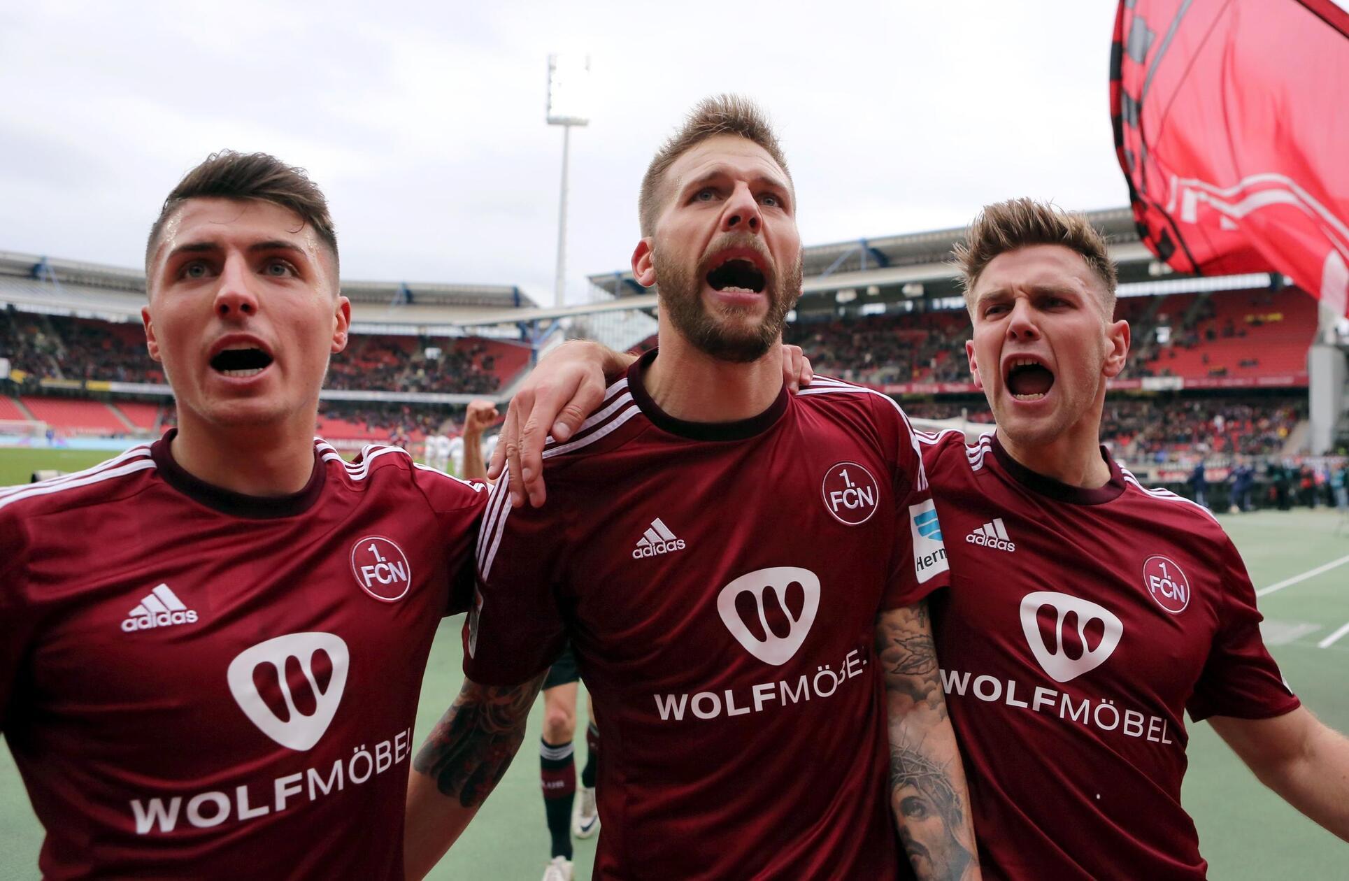 Heimtrikot 2015/16 Beim Heimtrikot bleibt es klassisch. Auf den ersten Blick ist das neue Design kaum vom Vorgänger zu unterscheiden. Der Unterschied: Plötzlich hat der 1. FC Nürnberg Erfolg.