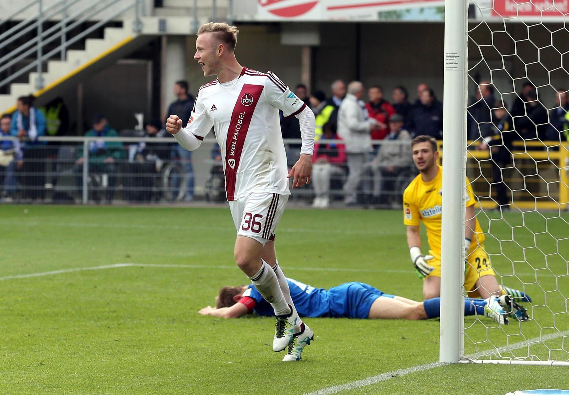 Auswärtstrikot 2015/16 Beim Spiel in Paderborn erzielt Cedric Teuchert sein erstes Tor im Profibereich. Das Auswärtstrikot ist zwar identisch mit dem vom Vorjahr, der Club kämpft sich aber in die Relegation. In der er zwar scheitert, aber immerhin am Aufstieg schnuppern durfte.