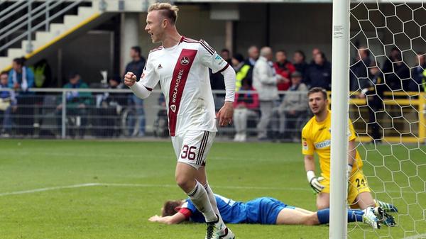 Auswärtstrikot 2015/16 Beim Spiel in Paderborn erzielt Cedric Teuchert sein erstes Tor im Profibereich. Das Auswärtstrikot ist zwar identisch mit dem vom Vorjahr, der Club kämpft sich aber in die Relegation. In der er zwar scheitert, aber immerhin am Aufstieg schnuppern durfte.