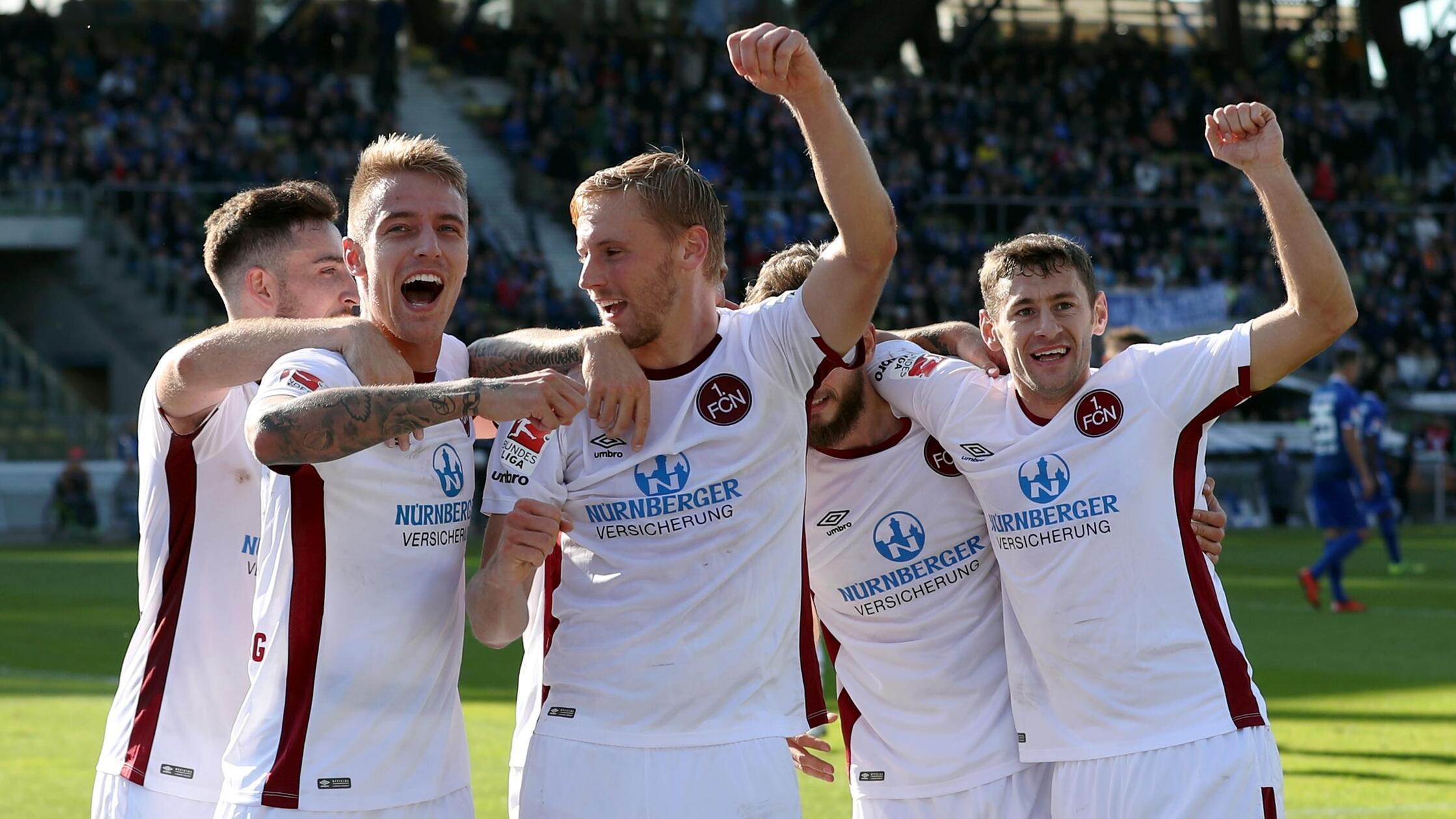 Auswärtstrikot 2016/17 Auf Schnick-Schnack möchte aber auch das Unternehmen von der Insel verzichten. Die FCN-Trikots bleiben schlicht. Keine Experimente, Umbro greift auf die Vereinsfarben zurück.