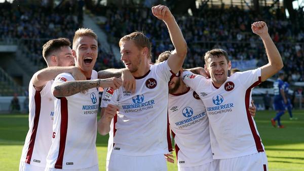 Auswärtstrikot 2016/17 Auf Schnick-Schnack möchte aber auch das Unternehmen von der Insel verzichten. Die FCN-Trikots bleiben schlicht. Keine Experimente, Umbro greift auf die Vereinsfarben zurück.