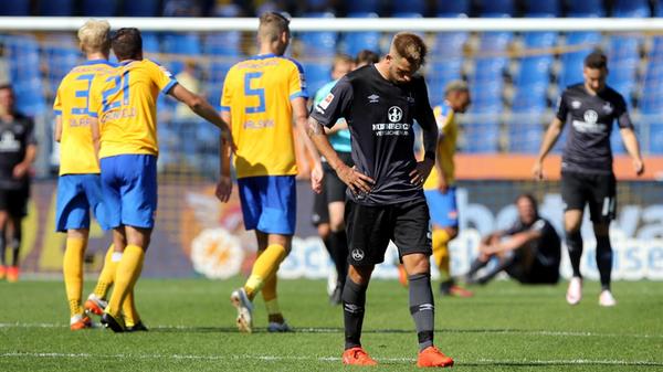 Ausweichtrikot 2016/17 Und bei einem komplett neuen Look darf natürlich auch das Ausweichtrikot nicht fehlen. Komplett in Schwarz mit weißem Aufdruck erlebt der 1. FC Nürnberg auch einen schwarzen Tag, als er dieses Trikot trägt: Am dritten Spieltag kassiert der Club eine bittere 1:6-Pleite.