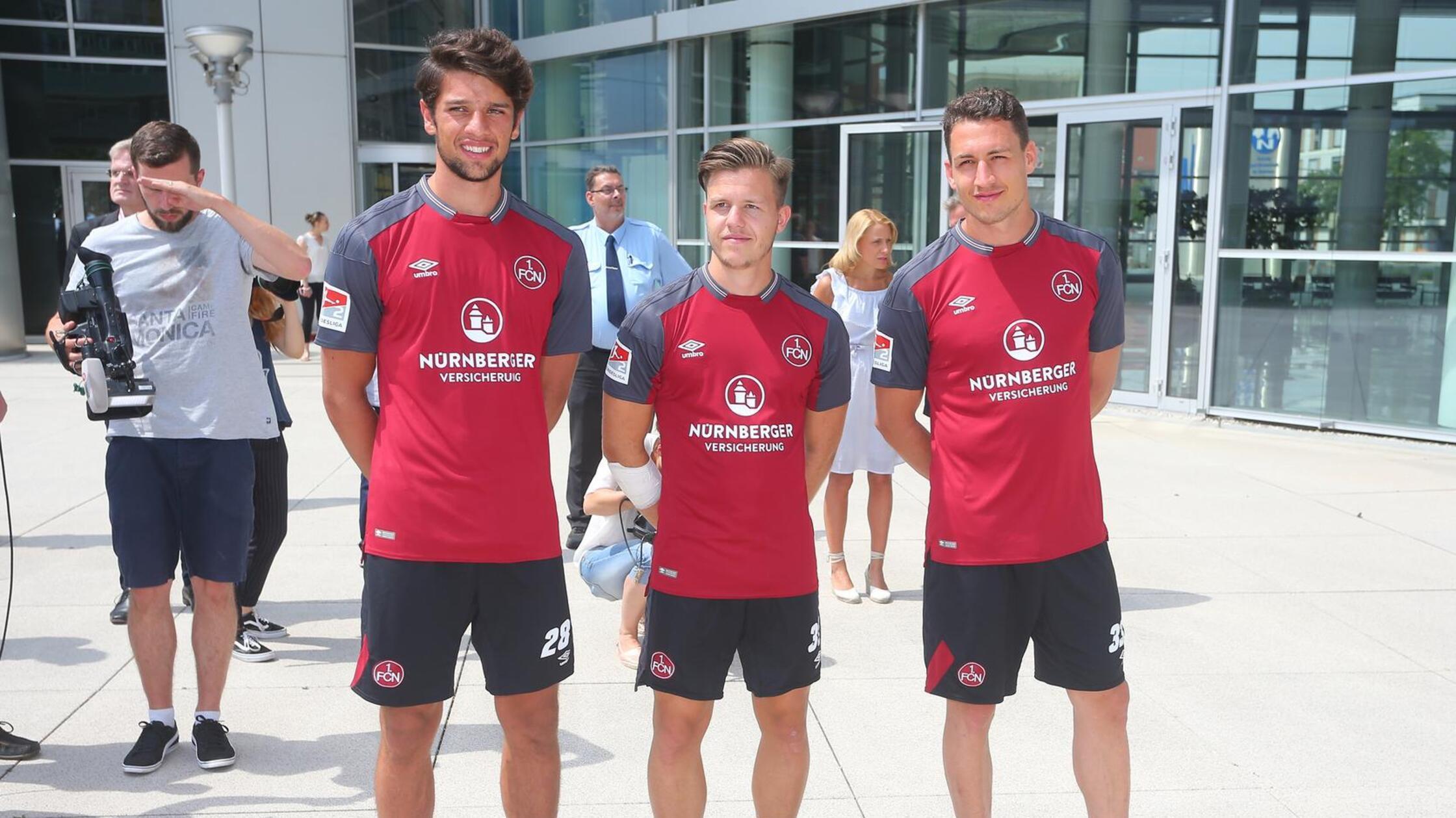 Heimtrikot 2017/18 Beim Hauptsponsor stellt der Club das neue Trikot für 2017/18 vor. Schlicht, nicht zu verspielt, atraktiv - in etwa so wie der Fußball, den Trainer Michael Köllner in dieser Spielzeit mit seinem FCN spielen möchte.