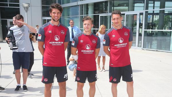 Heimtrikot 2017/18 Beim Hauptsponsor stellt der Club das neue Trikot für 2017/18 vor. Schlicht, nicht zu verspielt, atraktiv - in etwa so wie der Fußball, den Trainer Michael Köllner in dieser Spielzeit mit seinem FCN spielen möchte.