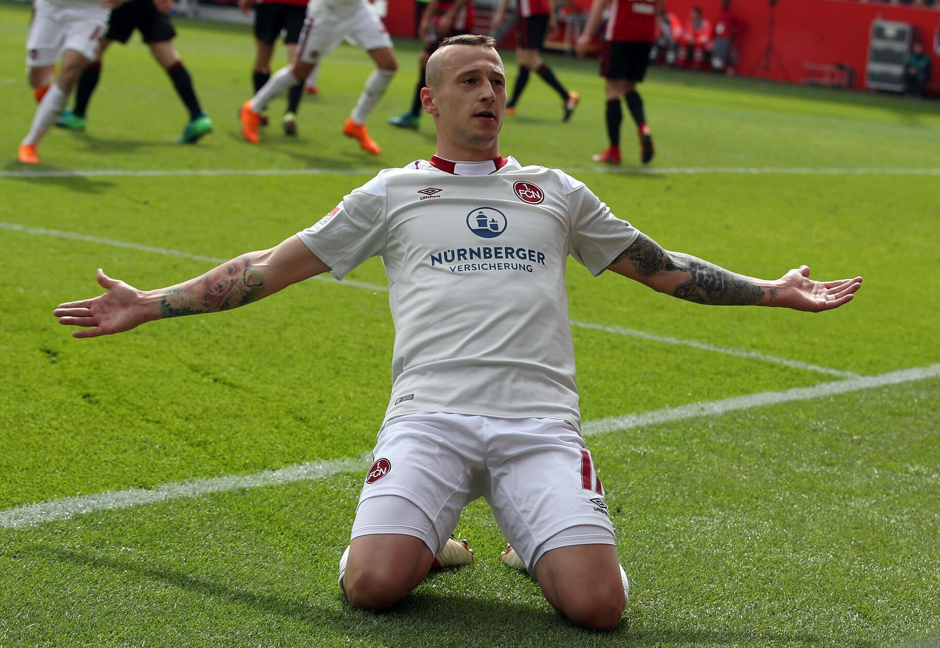 Auswärtstrikot 2017/18 Wie schon im Vorjahr setzt der fränkische Altmeister auf helle Farbtöne für glanzvolle Auswärts-Auftritte. Tatsächlich stellt der Club 2017/18 die beste Auswärtsmannschaft der 2. Liga.