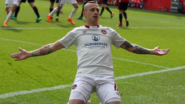 Auswärtstrikot 2017/18 Wie schon im Vorjahr setzt der fränkische Altmeister auf helle Farbtöne für glanzvolle Auswärts-Auftritte. Tatsächlich stellt der Club 2017/18 die beste Auswärtsmannschaft der 2. Liga.