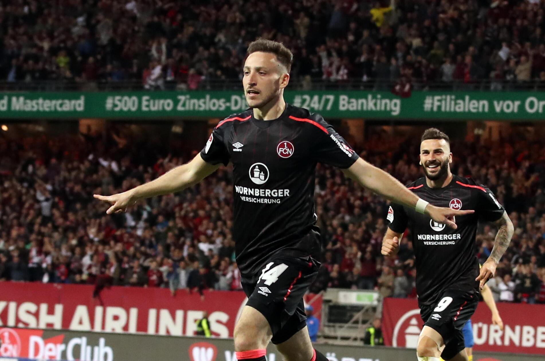 Ausweichtrikot 2017/18 "Black is beautiful" - und in der Saison 2017/18 auch brutal erfolgreich. Der Club feiert den Aufstieg in die Bundesliga und legt den Grundstein dafür in seinem schwarzen Ausweichtrikot - wie hier beim 2:0-Heimsieg gegen Eintracht Braunschweig oder dem 3:1-Auswärtserfolg in Kiel.