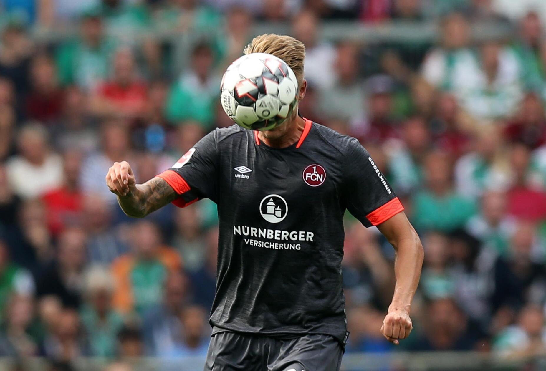 Ausweichtrikot 2018/19 Wenn Rot und Weiß nicht passen, muss eben Grau her! Beim Auswärtsspiel in Bremen bewies der Club, dass er es auch im Ausweichtrikot kann. Das Schmuckstück zieren orange Details an Kragen und Ärmeln.