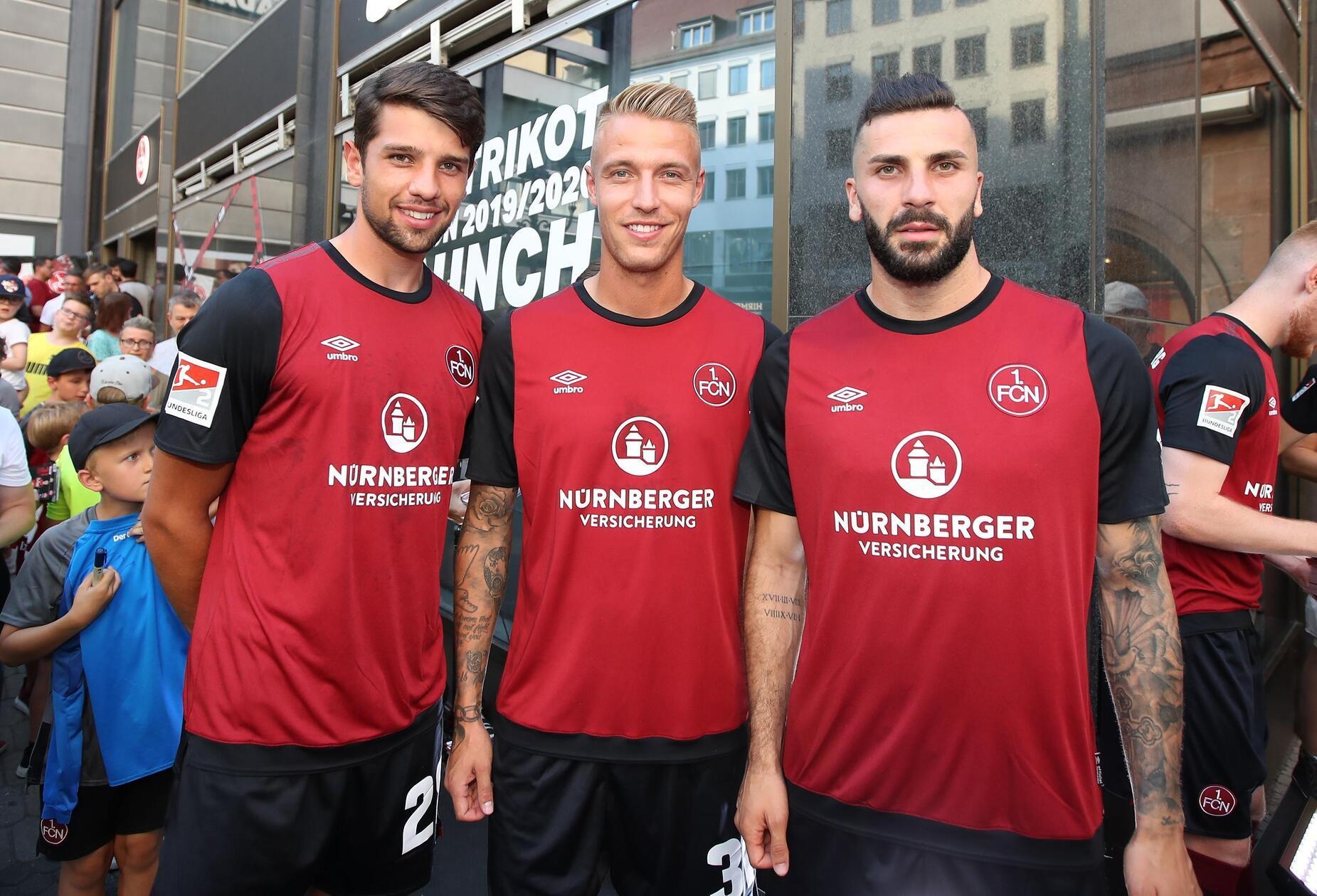 Heimtrikot 2019/20 Gemischte Gefühle löste die Präsentation des neuen Trikots der Saison 2019/20 aus. Manche Fans empfanden es als zu schlicht, andere fanden, dass weniger auch mal mehr sei.