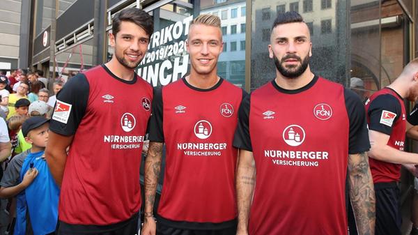 Heimtrikot 2019/20 Gemischte Gefühle löste die Präsentation des neuen Trikots der Saison 2019/20 aus. Manche Fans empfanden es als zu schlicht, andere fanden, dass weniger auch mal mehr sei.