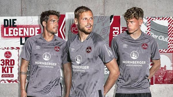 Ausweichtrikot 2019/20 Club-Grau und Diamanten. Die Rolle der grauen Maus steht dem FCN als lebendigem Traditionsverein eigentlich nicht. Und dennoch kommen Oliver Sorg, Hanno Behrens und Robin Hack in der Zweitliga-Saison 2019/20 zumindest in ihren Ausweichtrikots fast ein bisschen so daher. Dass der Ausweichtrikot-Alltag nicht allzu grau wird, blitzen "Shattered Diamonds" von der Club-Brust.