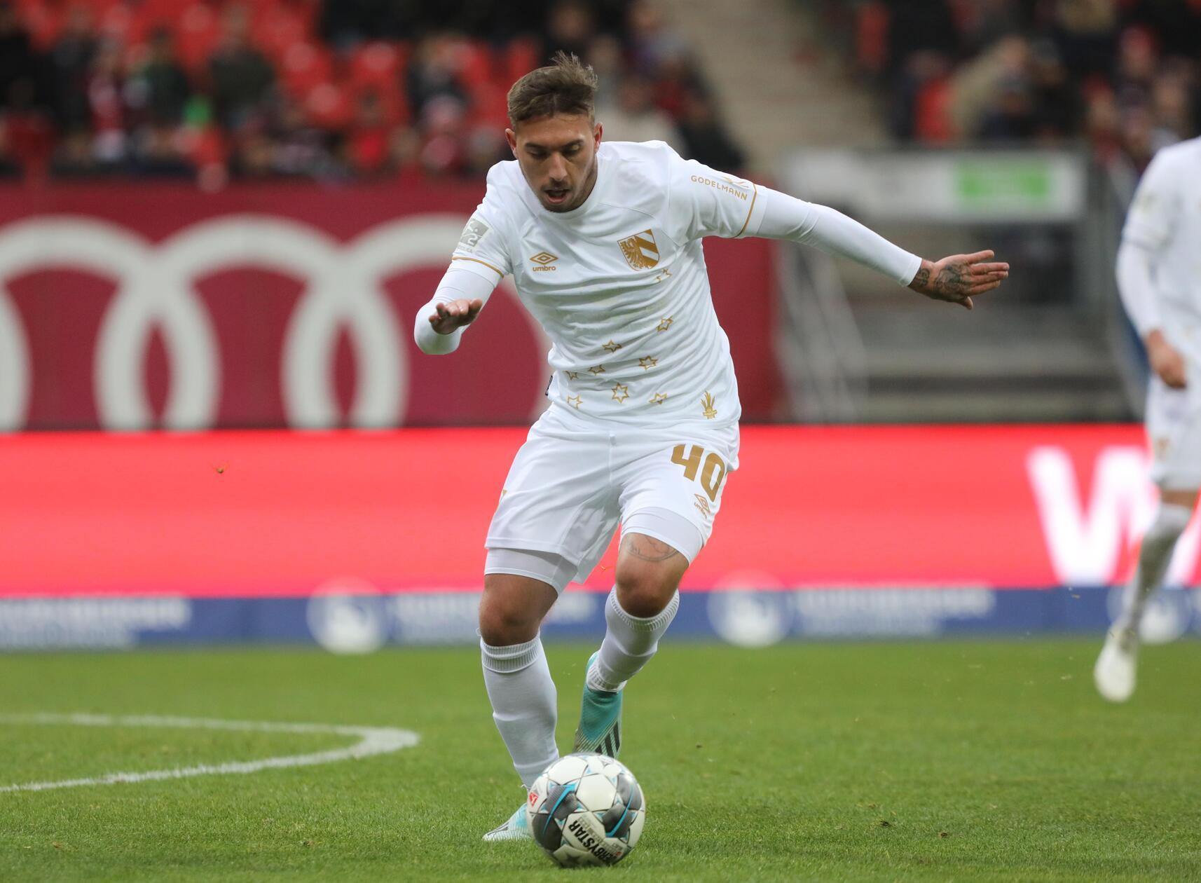 Sondertrikot 19/20: Christkindles-Special Zum Christkindlesmarkt 2019 war der Club das erste Mal mit einem eigenen Stand am Hauptmarkt vertreten. Außerdem lief der FCN im Heimspiel gegen Wehen Wiesbaden mit Spezialtrikots auf. Das Trikot mit Sternenmuster gab es unter anderem am Stand am Christkindlesmarkt für Fans zu kaufen.