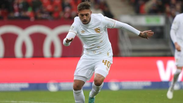 Sondertrikot 19/20: Christkindles-Special Zum Christkindlesmarkt 2019 war der Club das erste Mal mit einem eigenen Stand am Hauptmarkt vertreten. Außerdem lief der FCN im Heimspiel gegen Wehen Wiesbaden mit Spezialtrikots auf. Das Trikot mit Sternenmuster gab es unter anderem am Stand am Christkindlesmarkt für Fans zu kaufen.