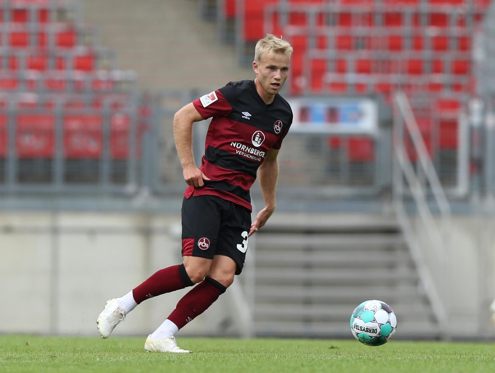 Heimtrikot 2020/21 Auch 2020/21 zieren schwarze Kontrastelemente das weinrote Heimtrikot. Das modern wirkende Jersey bezieht sich auf die Bundesliga-Saison 1981/81: Bereits damals lief der Club in einem roten Trikot mit schwarzen Querstreifen auf.