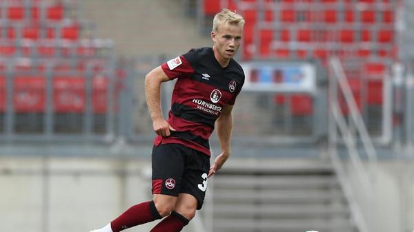 Heimtrikot 2020/21 Auch 2020/21 zieren schwarze Kontrastelemente das weinrote Heimtrikot. Das modern wirkende Jersey bezieht sich auf die Bundesliga-Saison 1981/81: Bereits damals lief der Club in einem roten Trikot mit schwarzen Querstreifen auf.