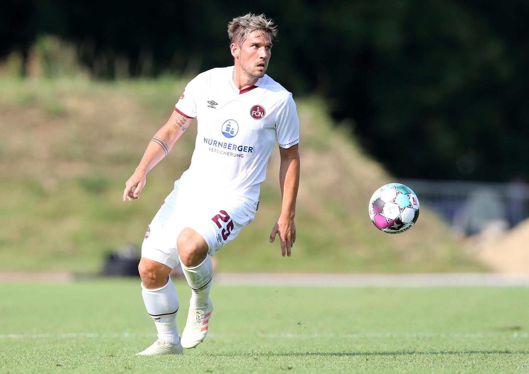 Auswärtstrikot 2020/21 Auswärts läuft der Club wie eh und je im schlichten weißen Dress auf. Der auffällige Streifen auf der Brust ist verschwunden, nun prangt dort nur noch der Hauptsponsor, die Nürnberger Versicherungen.