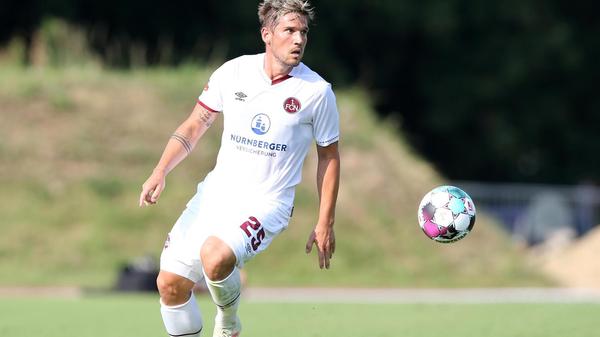 Auswärtstrikot 2020/21 Auswärts läuft der Club wie eh und je im schlichten weißen Dress auf. Der auffällige Streifen auf der Brust ist verschwunden, nun prangt dort nur noch der Hauptsponsor, die Nürnberger Versicherungen.