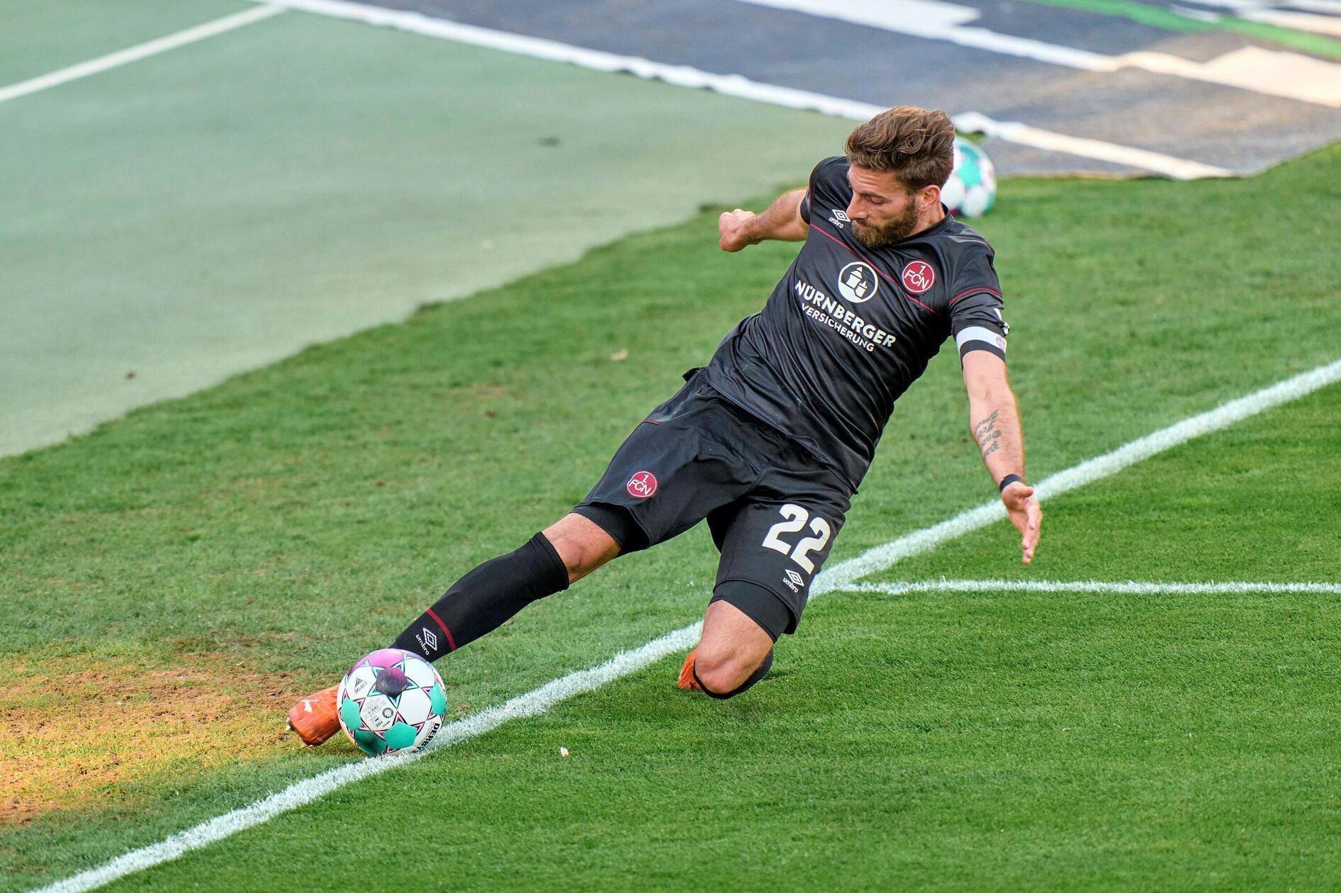 Ausweichtrikot 2020/21 Beim Ausweichtrikot dienten vereinzelte rote Nadelstreifen als Kontrastelemente an der Brust und den Ärmeln.