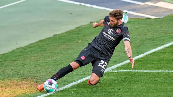 Ausweichtrikot 2020/21 Beim Ausweichtrikot dienten vereinzelte rote Nadelstreifen als Kontrastelemente an der Brust und den Ärmeln.