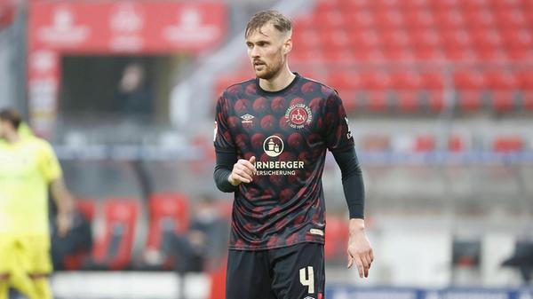 Sondertrikot 20/21: Nürnberger Weihnachtstrikot "Honningkader" heißt auf dänisch übrigens "Lebkuchen". Erwähnt wird es an dieser Stelle, weil der aufgerückte FCN-Däne Asger Sörensen gegen Würzburg in den Sondertrikots, die der Nürnberger Spezialität gewidmet sind, in der Nachspielzeit Nürnbergs Siegtreffer erzielt. Die Weihnachts-Trikots im Lebkuchen-Look waren auf 2500 Stück limitiert.