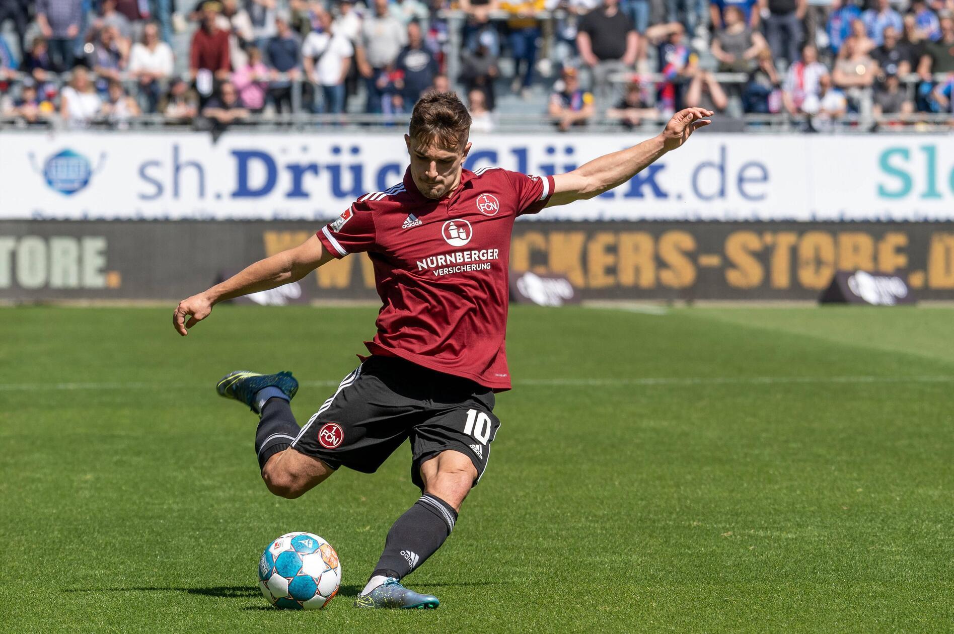 Heimtrikot 21/22 Mit der Saison 21/22 kam es zu einem Wechsel des Ausrüsters beim Club. Auch Adidas stattete den FCN mit den altbewährten weinroten Trikots aus.