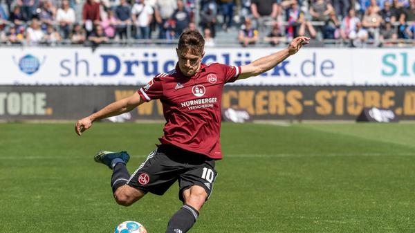 Heimtrikot 21/22 Mit der Saison 21/22 kam es zu einem Wechsel des Ausrüsters beim Club. Auch Adidas stattete den FCN mit den altbewährten weinroten Trikots aus.