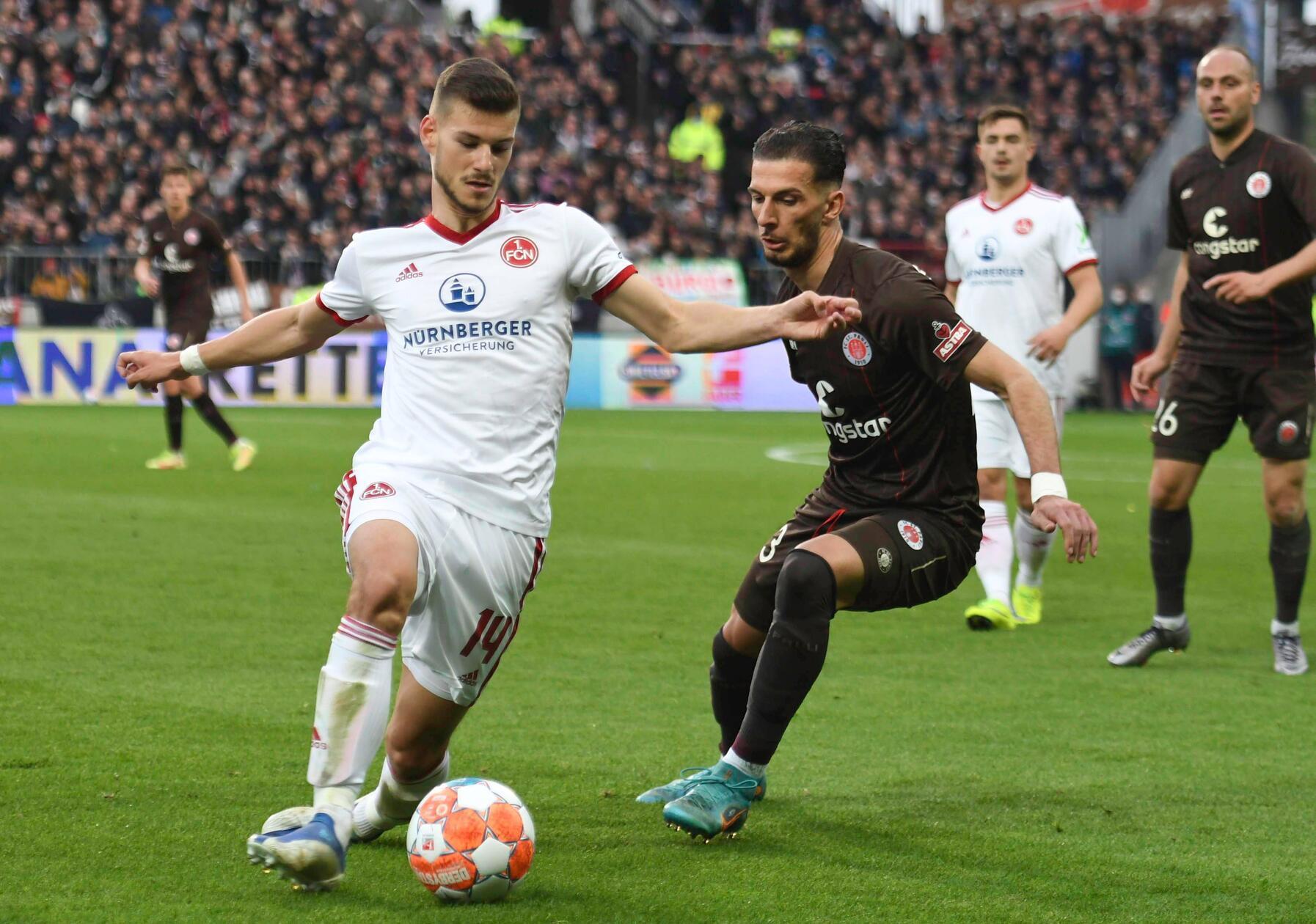 Auswärtstrikot 21/22 Auch auswärts hielt Adidas an den alten Traditionen fest: klassisch weiß spielte der Club seine meisten Spiele in der Ferne.