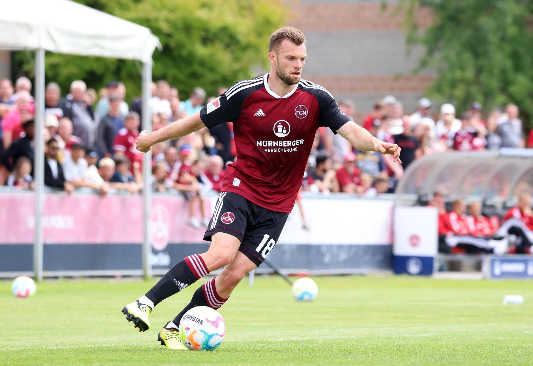 Heimtrikot 22/23 Klassisch weinrot mit schwarzen Ärmeln: Das neue Club-Trikot konnten die Fans bei einem Testspiel schon begutachten. Ungeduldig warteten die Fans zuvor auf das neue Design. Auf Twitter trendete zwischenzeitlich sogar der Hashtag "#wotrikot?". 