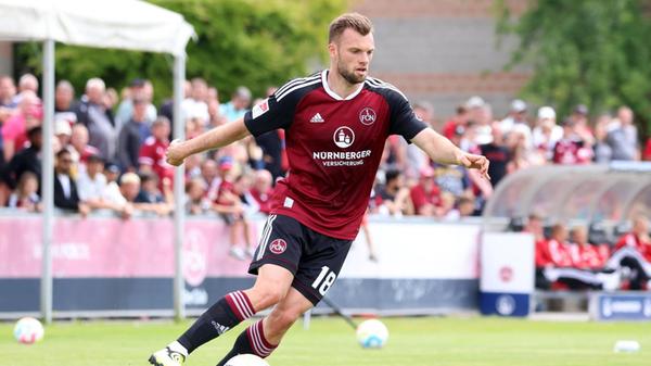 Heimtrikot 22/23 Klassisch weinrot mit schwarzen Ärmeln: Das neue Club-Trikot konnten die Fans bei einem Testspiel schon begutachten. Ungeduldig warteten die Fans zuvor auf das neue Design. Auf Twitter trendete zwischenzeitlich sogar der Hashtag "#wotrikot?".