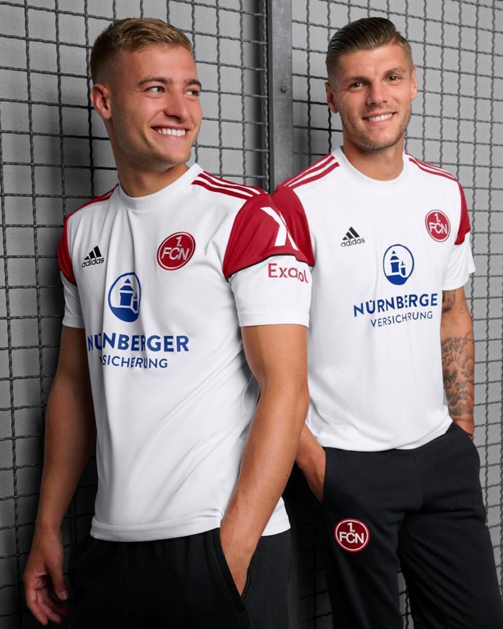 Auswärtstrikot 22/23 Auch wenn die beiden Mannschaften nächste Saison in der Liga nicht mehr aufeinander treffen, haben sich der 1. FC Nürnberg und Schalke 04 für ihre Auswärtstrikots etwas besonderes einfallen lassen: Unter dem Motto "Ein Band für alle Zeiten" stellten die Vereine ihr Design im Partnerlook vor.