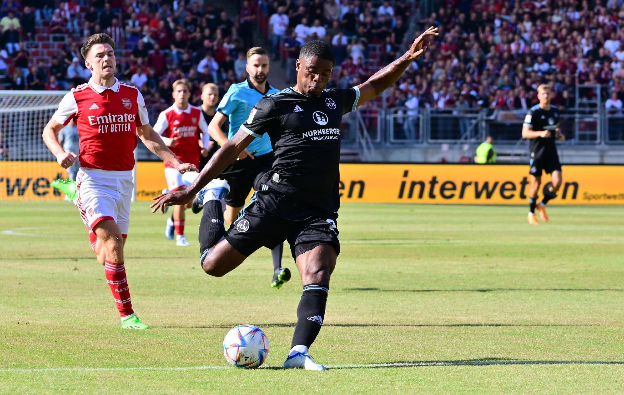 Ausweichtrikot 22/23 Bei einem torreichen Testspiel gegen die Gunners aus London wurde das Ausweichtrikot für die neue Saison erstmals getragen. Auch wenn es zum Schluss nicht für einen Sieg gegen Arsenal reichen sollte, machte der FCN bei der 3:5-Niederlage eine gute Figur. Dies lag letztendlich auch an den neuen Trikots.