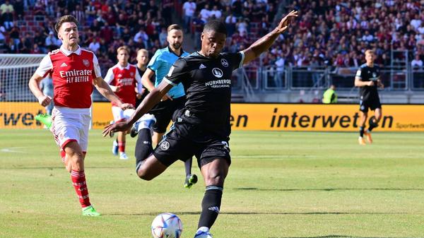 Ausweichtrikot 22/23 Bei einem torreichen Testspiel gegen die Gunners aus London wurde das Ausweichtrikot für die neue Saison erstmals getragen. Auch wenn es zum Schluss nicht für einen Sieg gegen Arsenal reichen sollte, machte der FCN bei der 3:5-Niederlage eine gute Figur. Dies lag letztendlich auch an den neuen Trikots.