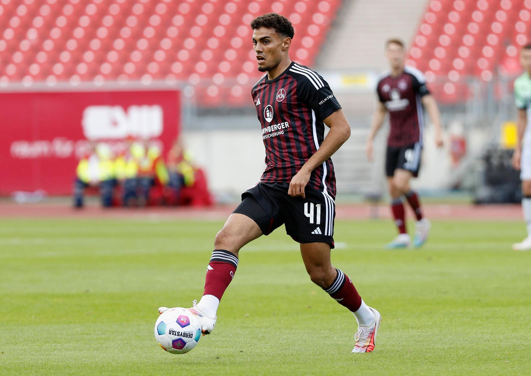 Heimtrikot 23/24 In dieser Saison spielten die Clubberer mit gestreiften Trikots von Adidas.