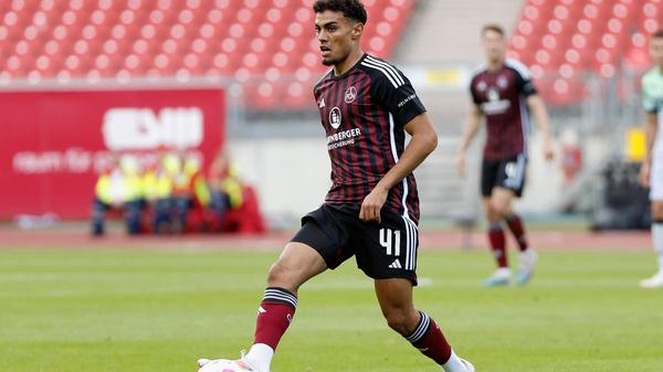 Heimtrikot 23/24 In dieser Saison spielten die Clubberer mit gestreiften Trikots von Adidas.