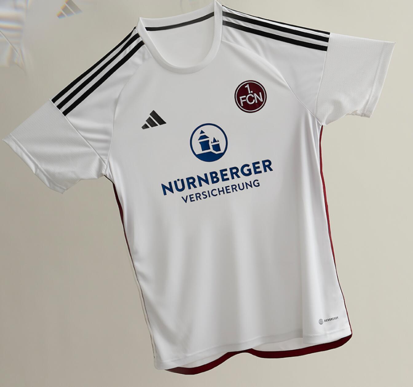 Auswärtstrikot 23/24 Klassisch in weiß war das Auswärtstrikot in der Spielsaison 2023/2024. Gerade am Rücken das Trikot einzigartige Details.