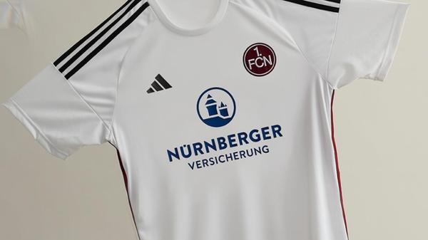 Auswärtstrikot 23/24 Klassisch in weiß war das Auswärtstrikot in der Spielsaison 2023/2024. Gerade am Rücken das Trikot einzigartige Details.