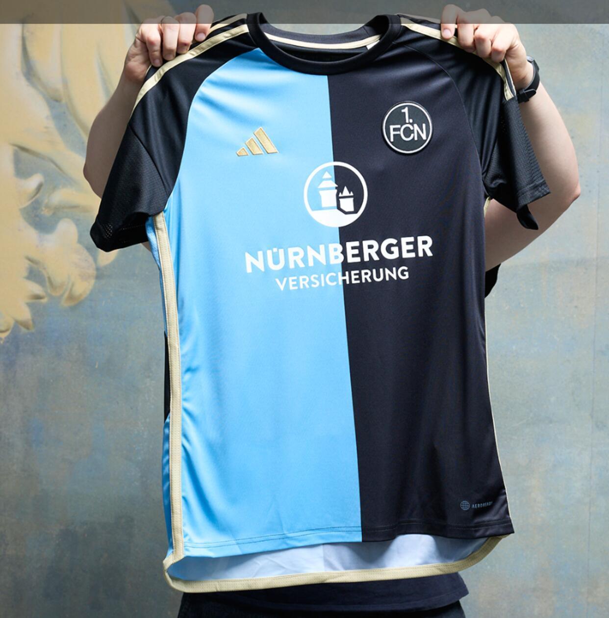 Ausweichtrikot 23/24 Blau und weiß war das Ausweichtrikot in der Saison 2023/2024. Die Farbwahl von Blau und Gold steht für die Verbindung zur Stadt Nürnberg.