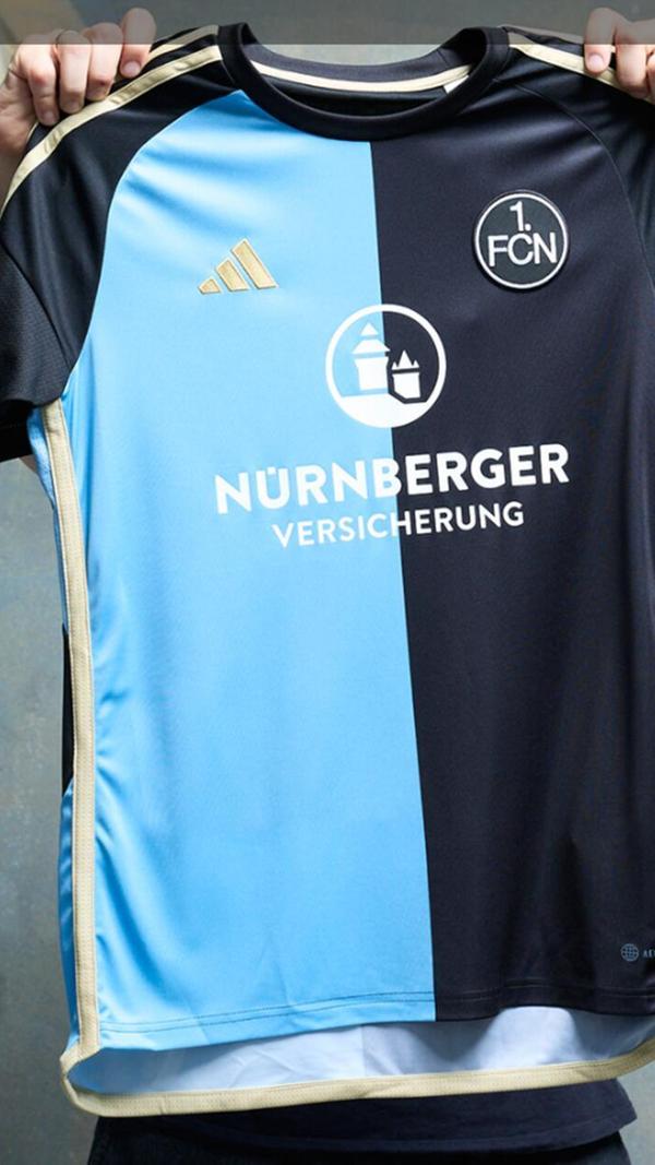 Ausweichtrikot 23/24 Blau und weiß war das Ausweichtrikot in der Saison 2023/2024. Die Farbwahl von Blau und Gold steht für die Verbindung zur Stadt Nürnberg.