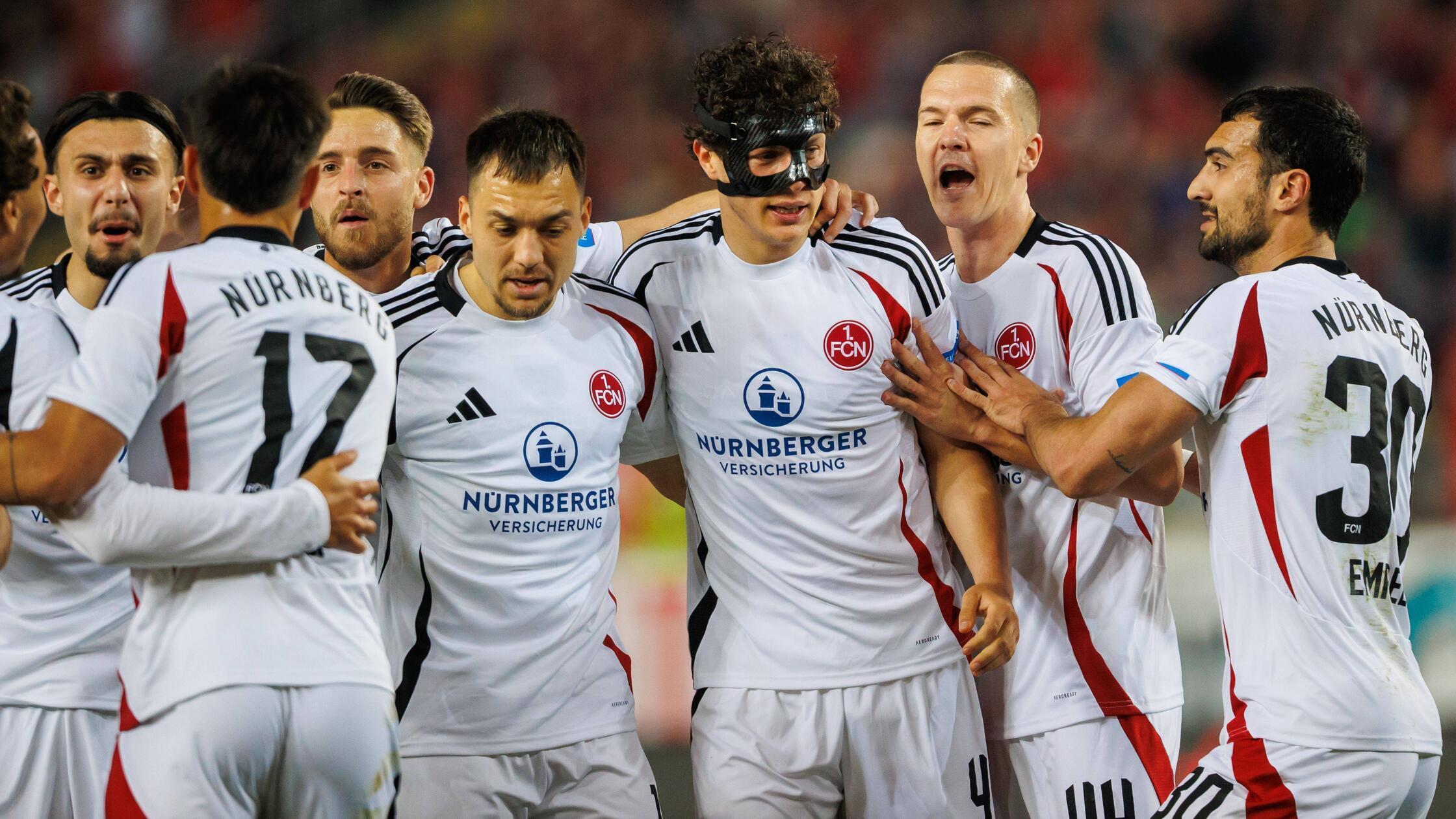 Auswärtstrikot 24/25 Auch dieses Auswärtstrikot wurde eher schlicht gehalten. Auf dem weißen Stoff kommt das gestickte rote FCN-Logo besonders zur Geltung.