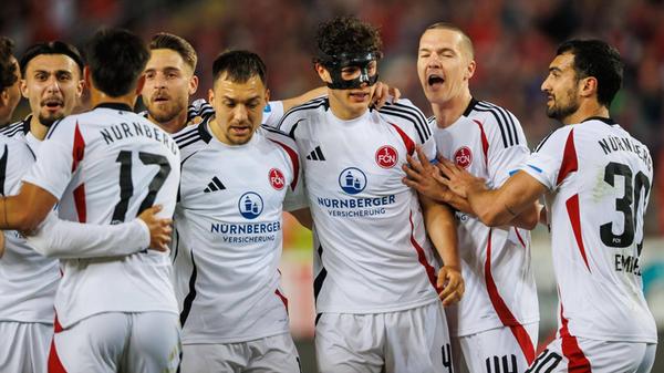 Auswärtstrikot 24/25 Auch dieses Auswärtstrikot wurde eher schlicht gehalten. Auf dem weißen Stoff kommt das gestickte rote FCN-Logo besonders zur Geltung.