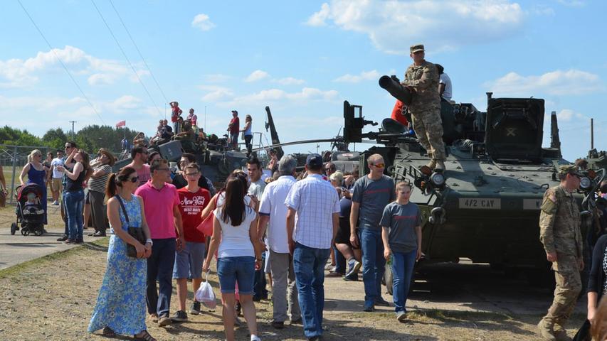 Panzer-Visite beim Deutsch-Amerikanischen Volksfest auf dem Truppenübungsplatz. Panzer-Visite beim Deutsch-Amerikanischen Volksfest auf dem Truppenübungsplatz.