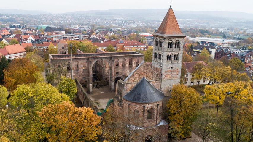 Die größte romanische Kirchenruine nördlich der Alpen ist heute besonders als Spielstätte der Bad Hersfelder Festspiele bekannt. Dort findet am Freitag die Premiere des Stücks "Wie im Himmel" statt. (Archivbild) Die größte romanische Kirchenruine nördlich der Alpen ist heute besonders als Spielstätte der Bad Hersfelder Festspiele bekannt. Dort findet am Freitag die Premiere des Stücks "Wie im Himmel" statt. (Archivbild)
