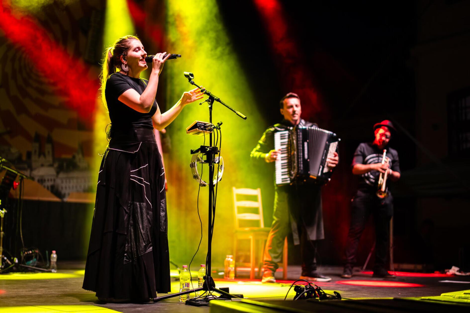 Sogenannten Balkan-Blues hat die Gruppe Divanhana auf Lager. Die melancholischen Balladen und energiegeladenen Tanznummern sind am Freitag, 26. Juli, auf dem Sebalder Platz zu hören. Beginn: 21.30 Uhr.