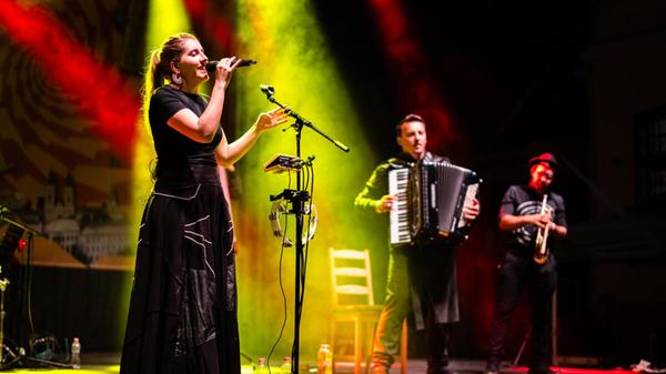 Sogenannten Balkan-Blues hat die Gruppe Divanhana auf Lager. Die melancholischen Balladen und energiegeladenen Tanznummern sind am Freitag, 26. Juli, auf dem Sebalder Platz zu hören. Beginn: 21.30 Uhr.