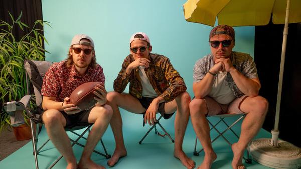 Hinter den Edlen Brüdern stecken Guiseppe Amore, Bertolt Knecht und Mario Ramazzotti. Die drei Nürnberger bewegen sich zwischen Trap, Disco und melodischen Beats hin und her. Die Burschen performen am Freitag, 26. Juli, auf dem Lorenzer Platz. Start: 22 Uhr.