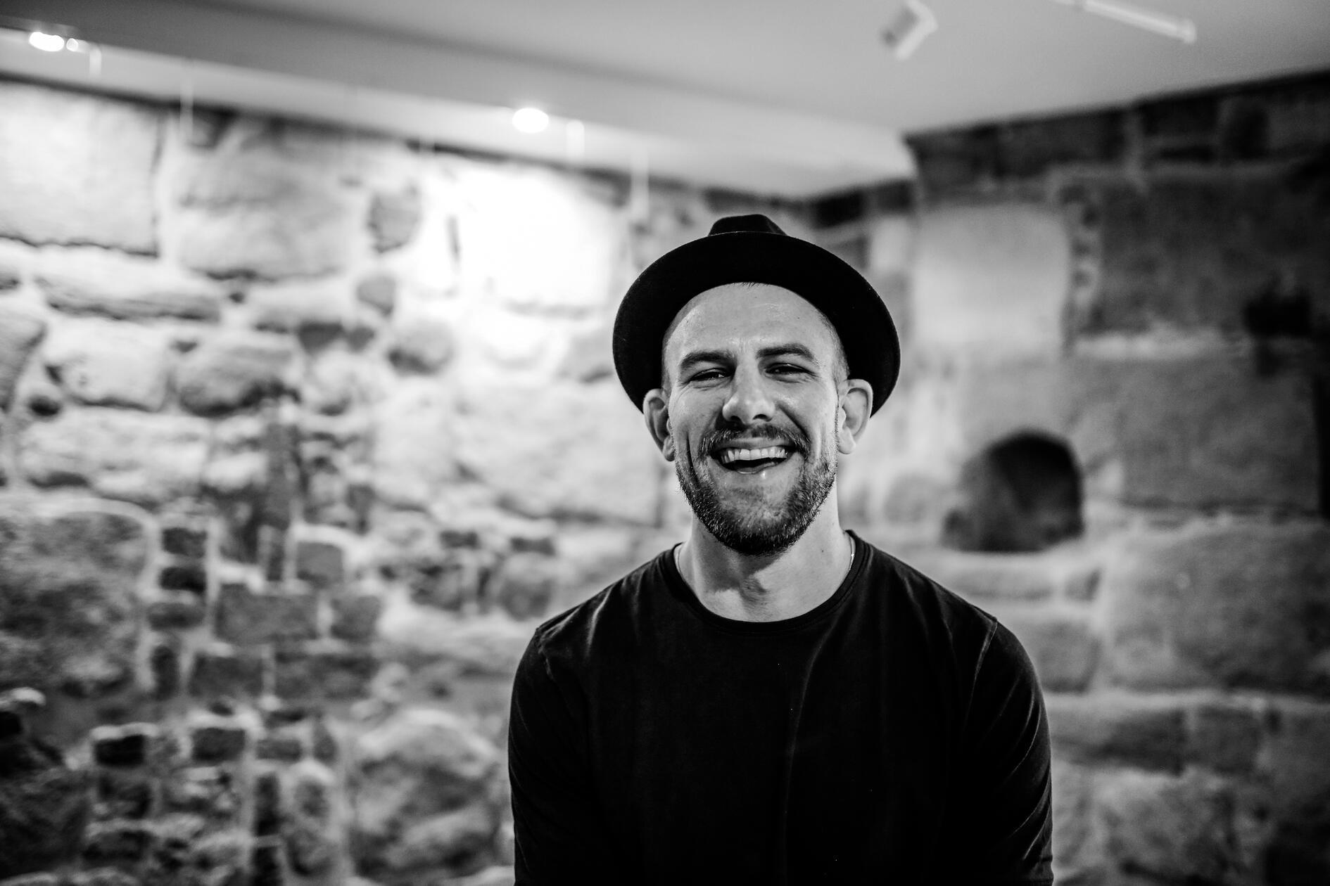 Unter dem Namen Enzian tritt der bayrische Liedermacher Tobi Enzl vors Publikum. Der Teilnehmer bei "The Voice of Germany" singt seine Lieder am Freitag, 26. Juli, auf der Straßenbühne. Beginn: 19 Uhr.